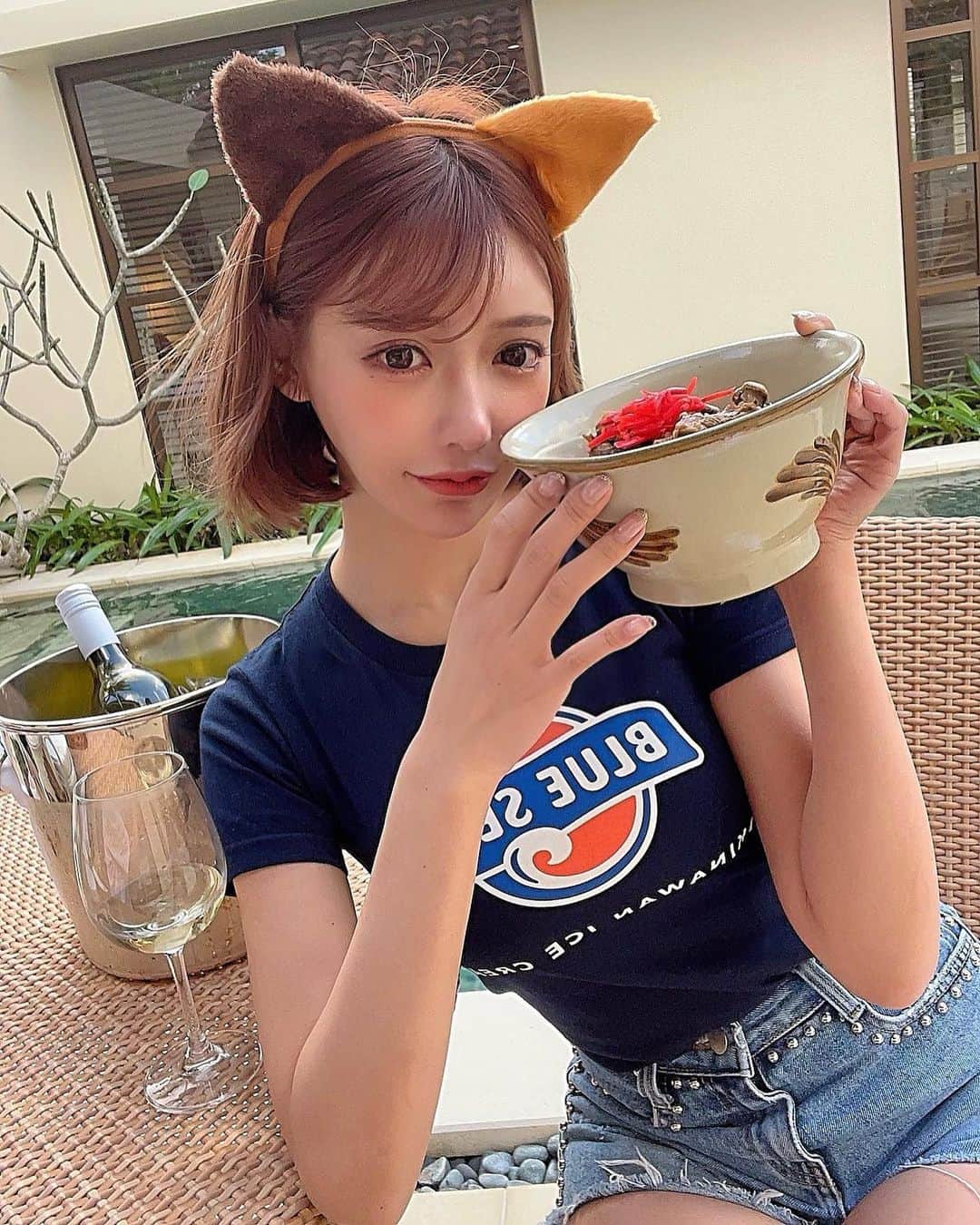 明日花キララのインスタグラム：「年越しソーキそば早く食べ過ぎた🦊 年越しそばは、年を明けてから食べるよりも、年を越す前に食べると悪縁を断ち切ることが出来るんだって👏🏻 みんなはもう食べた？🍜 このブルーシールのTシャツドヤ顔できてるけど、 実は子供服の120センチ..👕🍧笑  今年も皆様の愛に触れとても幸せな年でした。 いつもありがとうございます！！ 良いお年をお迎えくださいませ🍤」