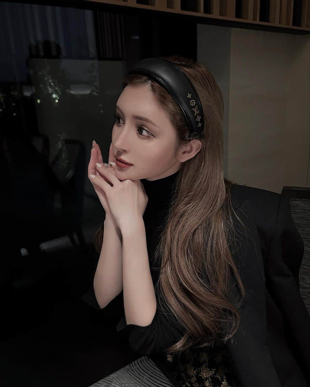 小原優花のインスタグラム：「2021年もお仕事やプライベートでお世話になった皆様、SNSを通して仲良くしてくださった皆様、本当にありがとうございました🙇‍♀️💓  コロナ禍で長いこと静かに過ごした昨年に比べ、今年は好きな事ややりたかった事が次々と仕事として実り、沢山の出会いや大切な方々と過ごす時間にも恵まれ、感謝に溢れた1年となりました🥰  皆様からの沢山のお力添えやご支援があってこそ頑張れる環境があるという事を忘れず、2022年はより一層の向上心と責任感を持って精励していきたいと思います。  今年の年越しは、家族で旅行に来ています🤝 天真爛漫な甥っ子くん達に癒されながらワイワイ過ごす大晦日です👦🏻👦🏻❤️  皆様も良いお年をお迎えください❣️🙏🏻 来年もどうぞよろしくお願い申し上げます🐯  #2021 #大晦日 #ありがとうございました #写真はお姉ちゃん撮影」