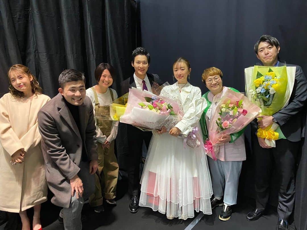 寺川俊平のインスタグラム：「* 怒涛の年末 気づけば大晦日。  みなさんいかがお過ごしでしょうか。  僕は家でゆっくりテレビ見ながらこれ書いてます。  コロナ禍と呼ばれる世の中になってから 家の外に出る回数が減って 季節の変わり目に気づく感覚が鈍くなって 日々が過ぎる速度が爆発的に上がった気がします。  それでも、寝ぼけてるまんま時間をやり過ごしたわけではなくて 本当に色んなことにチャレンジした1年でもありました。  誰かに頼らないと、 誰かに助けてもらわないと何もできないけど 自分から何かを動かしにいく 自分から何かを変えにいく そんな気持ちを少しずつ形に変えられたような手応えもちょっこしあります。  ただ、形にするだけなら 時間をかければ誰でもできる。  2022年は、更に新しい形を模索しながら ここまでで形づくられたものに しっかりと色を塗って 鮮やかに光らせていきたいな、と思います。  もちろん、足りないことだらけで 相変わらず 「今度これやります！」とか 「これやりました！」とか 相当背伸びしないとインスタにもTwitterにも書けないくらい どの仕事も毎回多くの不安とともに迎えて どの仕事も毎回これで良かったのかと反省だらけで終えるんですが まぁもう34。この性格はもはや持ち味だろと思える図太さは身につきました。 そのスタイルは変えずにいこうと思います。  何気に明確な目標を見つけるのが結構大変な職業ではあるのだけど “この仕事は面白いぞ”って 後輩たちに思ってもらえるように 突っ走ります。  はぁあ すーぐ熱っぽいこと書いちゃうのも 持ち味ってことでいいですかね笑  みなさん、2021年、ありがとうございました。  そして、2022年、宜しくお願いします！  #いろんなことあった を #表す写真 #全然ない問題」