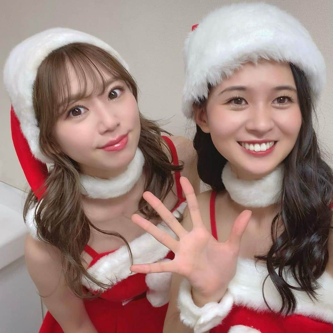 荒町紗耶香のインスタグラム：「【明石家サンタの史上最大のクリスマスプレゼントショー2021】 番組アシスタントのサンタガールとして出演させていただきました😊✨ 呼んでいただくのは今年で3度目！ 毎年この時期になるとお仕事が入るのが楽しみでソワソワします😳笑 深夜の生放送で緊張感もある中、メインの明石家さんまさんが休憩時間やCM中もずっと会話で場を和ませてくださるので、「去年よりも楽しいクリスマスを届けよう！」と自然と気持ちが高まる素敵な現場です。 皆様いつもありがとうございます🥳🎄🎁  ▼もう1人は同じオスカープロモーション所属の加田穂乃華さん♪ お顔は可愛らしく、立ち姿は美しく、現場では気さくに話してくださる素敵な先輩です💐 @honoka_kada   2022年、もし身の回りにハプニングが起こってしまった…という方はこの番組に応募して、明石家さんまさんに笑い飛ばしていただくのはいかがでしょうか？ 勿論、みなさんが幸せに過ごされることが1番ですよ☺️💫  #明石家サンタの史上最大のクリスマスプレゼントショー #2021 #オスカープロモーション #加田穂乃華 #荒町紗耶香 #明石家さんま #フジテレビ #番組アシスタント #クリスマス #サンタガール」