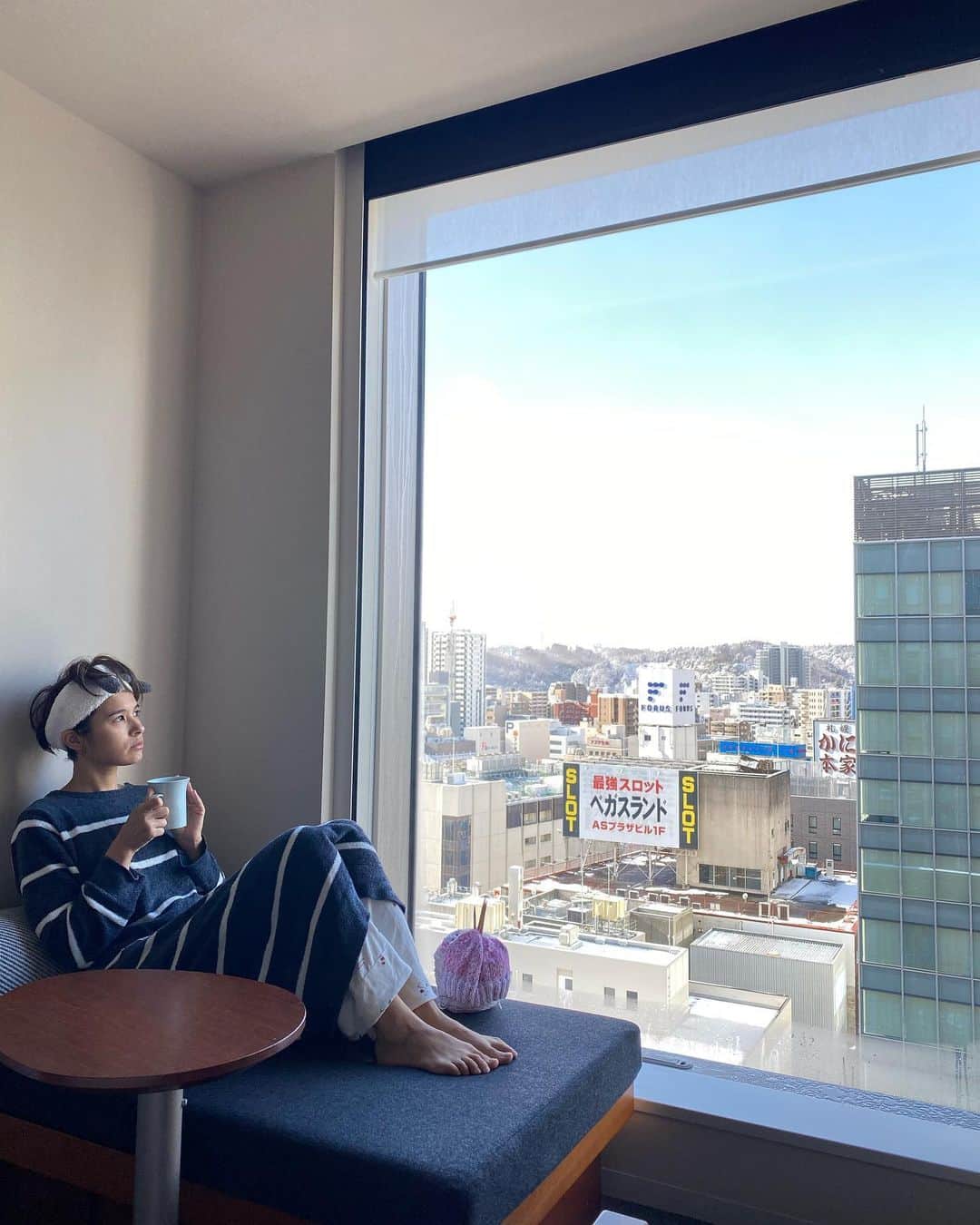 ERICAのインスタグラム：「【2021年】 ⁡ あっという間に大晦日。 ⁡ おかげさまで楽しい一年を過ごせました。来年も宜しくお願いします🍀 ⁡ 今年も海外には行けなかったけど、家買ったり結婚したりわたしにとって節目の年となりました！😊 ⁡ 写真は去年地元の仙台に帰った時のもの。宿も新幹線もびっくりするくらい安かったとき😲 ⁡ 今年はお家でゆーっくり過ごし中。何も予定がなく、すでに曜日感覚がなくなった😓 朝も起きれなくなり、いまから4日の出社のことを考えてはガクブルしてる。。。 ⁡ #年の瀬 #年越し #過去pic #仙台 #地元 #大晦日 #日本 #お正月 #正月 #三井ガーデンホテル #三井ガーデンホテル仙台 #gelatopique #編み物 #ドヤ顔 #happynewyear」