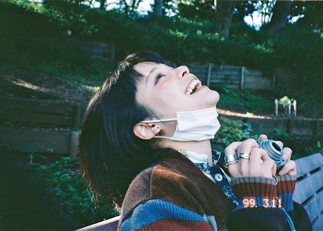 岸井ゆきののインスタグラム：「皆様今年もお疲れ様でした！ 来年もよろしくお願い致します❗️❗️ あー刻まれている！！生きている！と感じる瞬間が何度もあった、2021年、ぜったい忘れないヨ🎬🎬本当にほんとうに、映画を心の底から好きで良かったと、たのしいときもさみしいときもどんなときも映画ばっかり観てきたこと、だれにも話さない気持ちを映画を観ることでしか消化できなかったこと、それはそれで良かったと思えたんですよねえ。 これからも映画をね相変わらず好きなだけ観ますけど、人とも沢山話そうとおもいます。わざわざ話すことなんてないんだけど、黙りすぎていたとも思う。今はどうでもいいこと話したい気分です。  新しいことにいくつか挑戦した今年は。目まぐるしく野を山を海を駆け抜けた気分。もう全部ありがとうしかないの。単純でずっしりのありがとう。  来年ちかいうちに、待機作のことも言えると思いますので。早く言いたいです。楽しみだ…来年も…！楽しみだよね！！！！  そして、明日、1/1（土）23:20〜0:20あたらしいテレビ（NHK)でテレビプロデューサーの佐久間宣行さん、俳優の井之脇海さん、クリエイティブディレクターの澤本嘉光さんとあたらしいテレビについて楽しくおしゃべりした様子が放送されます。新年に是非☺️🎍✨✨ では良いお年を！！もうほんとうに有難うございますサンキューサンキューサンキュー＆ハッピニューイヤー！  📸花ちゃんが撮ってくれたラブフォト2021💐」