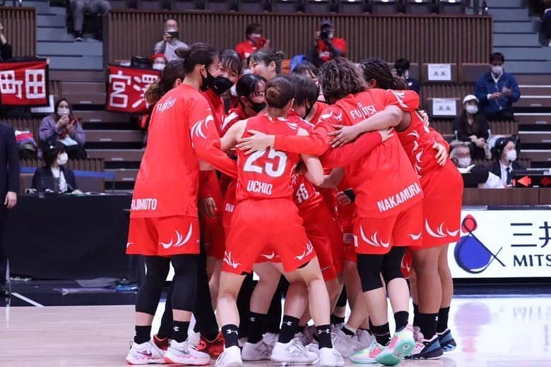 篠崎澪のインスタグラム：「2021年もたくさん応援していただきありがとうございました🙇‍♂️ 今考えればあっという間でしたが、とても濃くて、とても充実した1年となりました‼︎ たくさんの方々に支えられ、 応援していただき、 本当に感謝しています🥺 ⁡ 2022年も笑顔で過ごせますように☺️ みなさま良いお年を🎍」