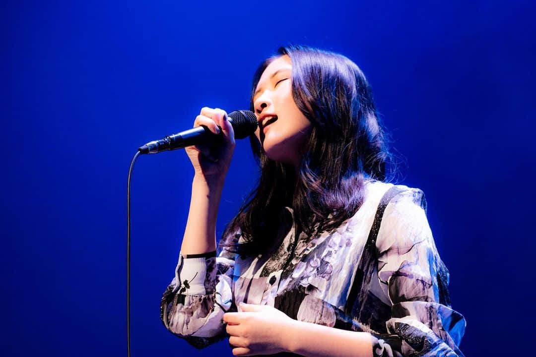 のインスタグラム：「【全国ツアー】  「琴音 Live Tour 2021 -君は生きてますか-」  先日12/26(日)、ツアーFINAL、新潟公演が無事に終了いたしました。 お越しくださった皆様、本当にありがとうございました。  まだまだ予断を許さない状況が続いてはおりますが、どうか素敵な2022年を皆様お迎えくださいませ。  引き続き2022年も、琴音を応援の程、どうぞよろしくお願い申し上げます！！  Photo by 阪東美音 @bandomio_14   #琴音 #君は生きてますか #全国ツアー #今年もありがとうございました #良いお年をお迎えください  #2022年も #どうぞよろしくお願い申し上げます」
