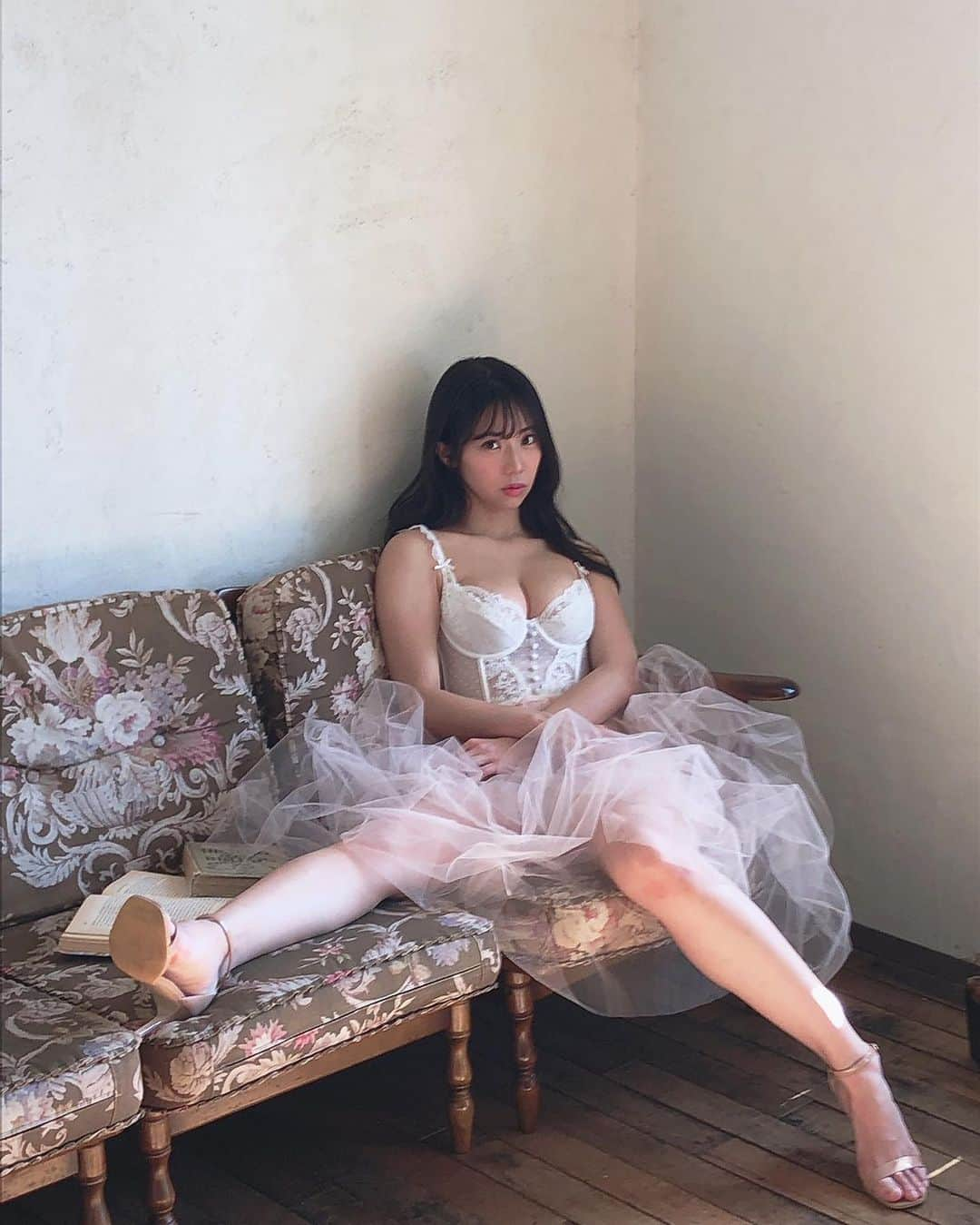 鈴木ふみ奈さんのインスタグラム写真 - (鈴木ふみ奈Instagram)「2021年はありがとうございました✨ セルフプロデュース写真集やカレンダー、ドラマや映画と幅広くできた良い年でした😌🌿  2022年は攻めの姿勢で果敢に挑戦する年にします☺️ そして❣️元旦からグラビアがお届けできます💗日本初のNFTグラビア写真展をメタバースギャラリーにて無料開催✨T.Matsukuboカメラマン撮り下ろしの一味違った作品です📸 2022年も応援宜しくお願いします✨ そして皆様にとって素敵な1年になりますように🌸  #2021 #2022 #nft」12月31日 22時35分 - fuminasuzuki