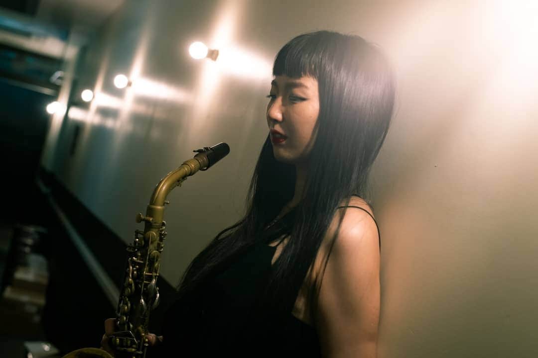 矢野沙織のインスタグラム：「本年中も私を忘れないでいてくれてありがとう。 また、新たに知ってくださった方もありがとう。  何が裏で、何が表か。 今さら表裏一体とはよく言ったものだなあなんてぼんやりと。  背中と背中をくっつけたまま話すのも楽しいけどね。 きっとまた向き合う日が来たら違う世界になってるかも。  いよいよわからなくなったような、見えてきたような。  つまり私はまだまだ表現し足りません。 私を見てください。  それでは来年もご機嫌麗しゅう。  photo by @maedash_photo」