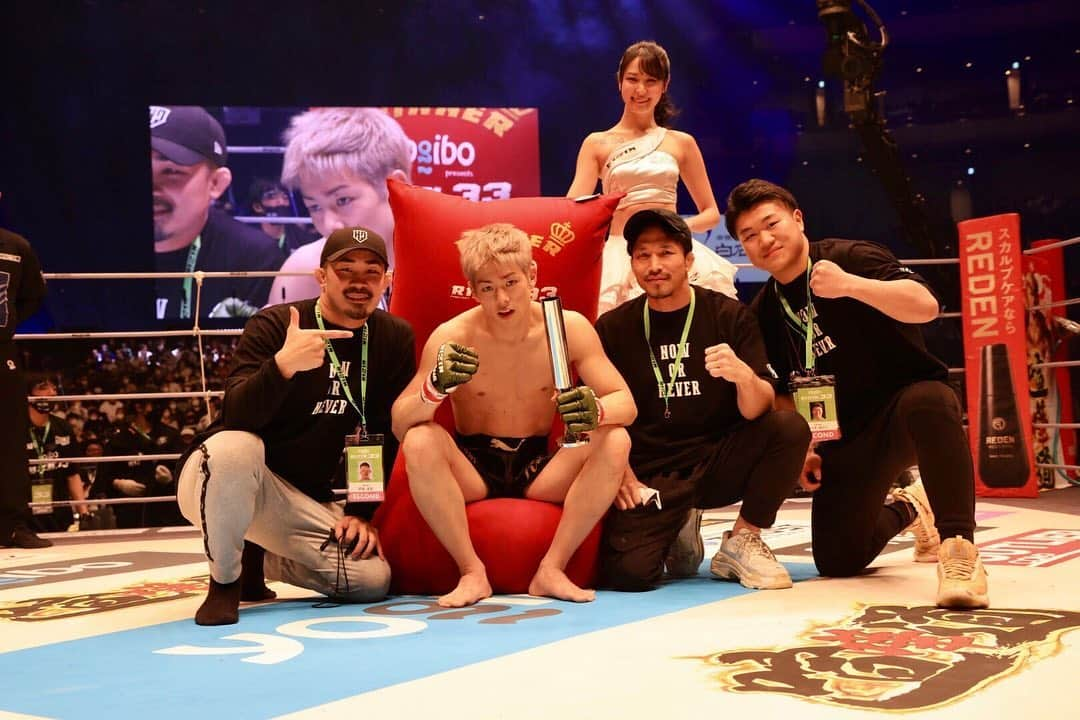 三浦孝太のインスタグラム：「デビュー戦勝つことが出来ました！  このような素晴らしい舞台に自分を出していただいきチャンスをくださった榊原さんや、 RIZIN関係者の方々に本当に感謝しています！  そして対戦していただいたYUSHI選手本当にありがとうございました🙏 @yushi0409  YUSHI選手がいたからこの大晦日のrizinという素晴らしい舞台でデビュー戦を戦うことが出来ました。 感謝しています  自分は格闘家としてまだまだなので、これから強くなれるように練習頑張ります！  今日は本当にありがとうございました🙏  #rizin33  #rizin  #大晦日」