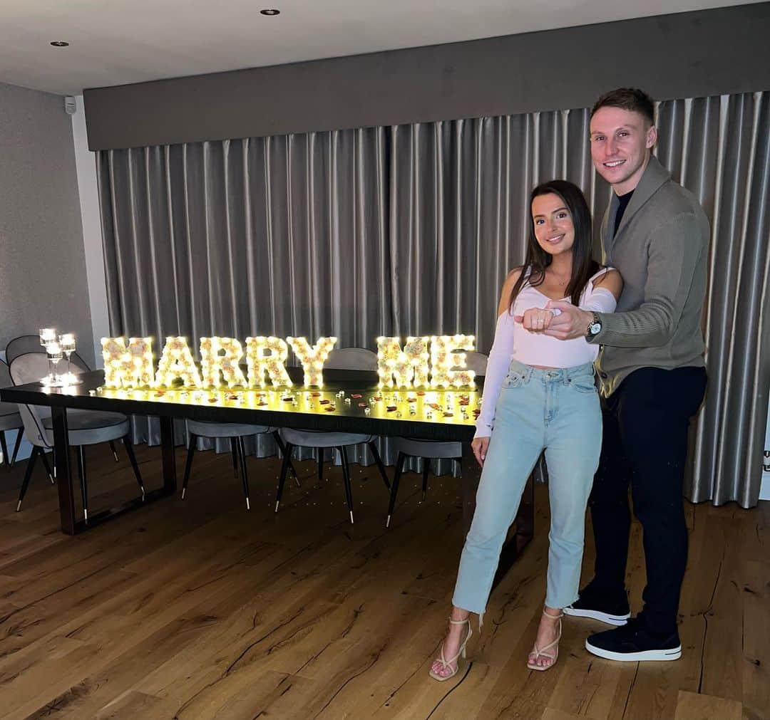 コーリー・ウッドローのインスタグラム：「30.12.2021 ❤️💍」