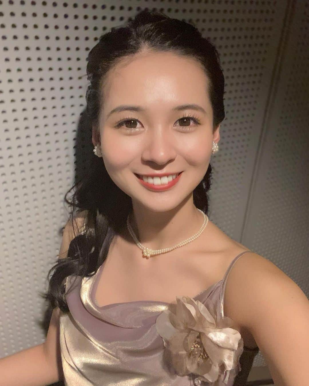 荒町紗耶香のインスタグラム：「【第63回 輝く！日本レコード大賞 2021】 初現場！「日本レコード大賞」の番組アシスタントを担当させていただきました😌💐 放送ではなかなか画面に映ることはありませんでしたが、最初から最後まで緊張感とあの場を体験させていただけることへの感謝を持って役割を務めて参りました！ 舞台袖では音楽とパフォーマンスのエネルギーと素晴らしさ、番組制作への熱意を間近で感じることができとっても幸せでした🕊✨  そして、今回も応援してくださる方からご連絡がたくさんあり嬉しかったです💌 また良いご報告ができる機会をいただけるよう頑張ります…！いつもありがとうございます😊♡  ▼オスカープロモーションに所属している島田七実さん、田中愛梨さんとお仕事させていただきました♪ 同じ事務所のお2人ですが、近頃はなかなかお会いする機会がなったのでご一緒させていただけて嬉しかったです☺️💕 ▼ 島田七実さん @nami____shimada  ▼ 田中愛梨さん @tanaka_airi_0913  #日本レコード大賞 #日本レコード大賞2021 #レコ大 #レコード大賞 #オスカープロモーション #荒町紗耶香 #TBS #音楽 #生放送 #番組アシスタント #仕事納め」