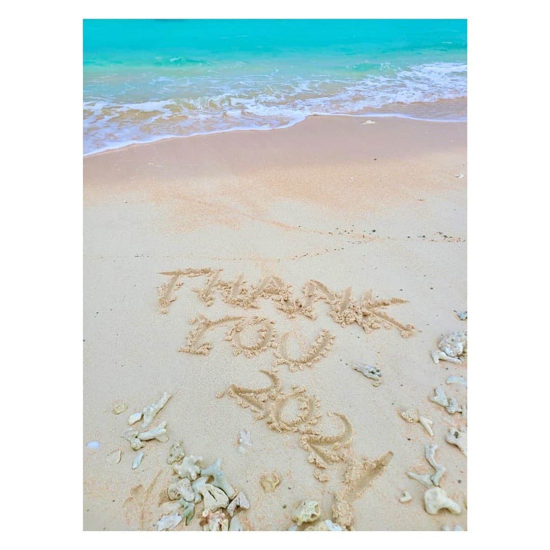 長野美郷さんのインスタグラム写真 - (長野美郷Instagram)「2021年も ありがとうございました！ 2022年も よろしくお願いします！  新しい年も みんなが健康で 笑顔溢れる一年になりますように。  よいお年をお迎えください🐯  #季節感ないですが 😂 #いつか書いたやつ が見返したら#大晦日  にちょうど良さそうで笑 #砂浜 に文字を書くのが好きです #5秒で消えた けど　これ#無限ループ 笑  #来年もよろしくお願いします  #🐯」12月31日 23時03分 - misato_nagano_1127