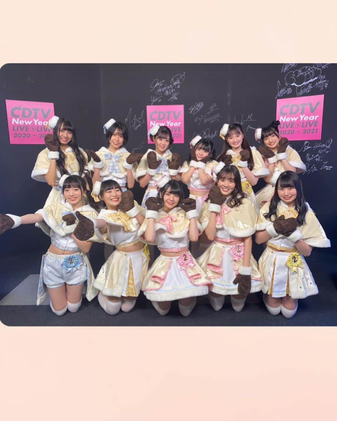蛭田愛梨のインスタグラム：「2021年ありがとうございました！  ドラマや舞台、ロリータ服のモデル、グラビア等たくさんの事に挑戦した一年になりました🐰  色々やってみると全然まだまだだなと感じることだらけだったから めちゃめちゃに頑張っていかないとだなって思ったり JKもあと少しだなって思ったり  🧏‍♀️  来年もいっぱい笑顔になれますように  I wish you all much happiness in 2022.🍀」
