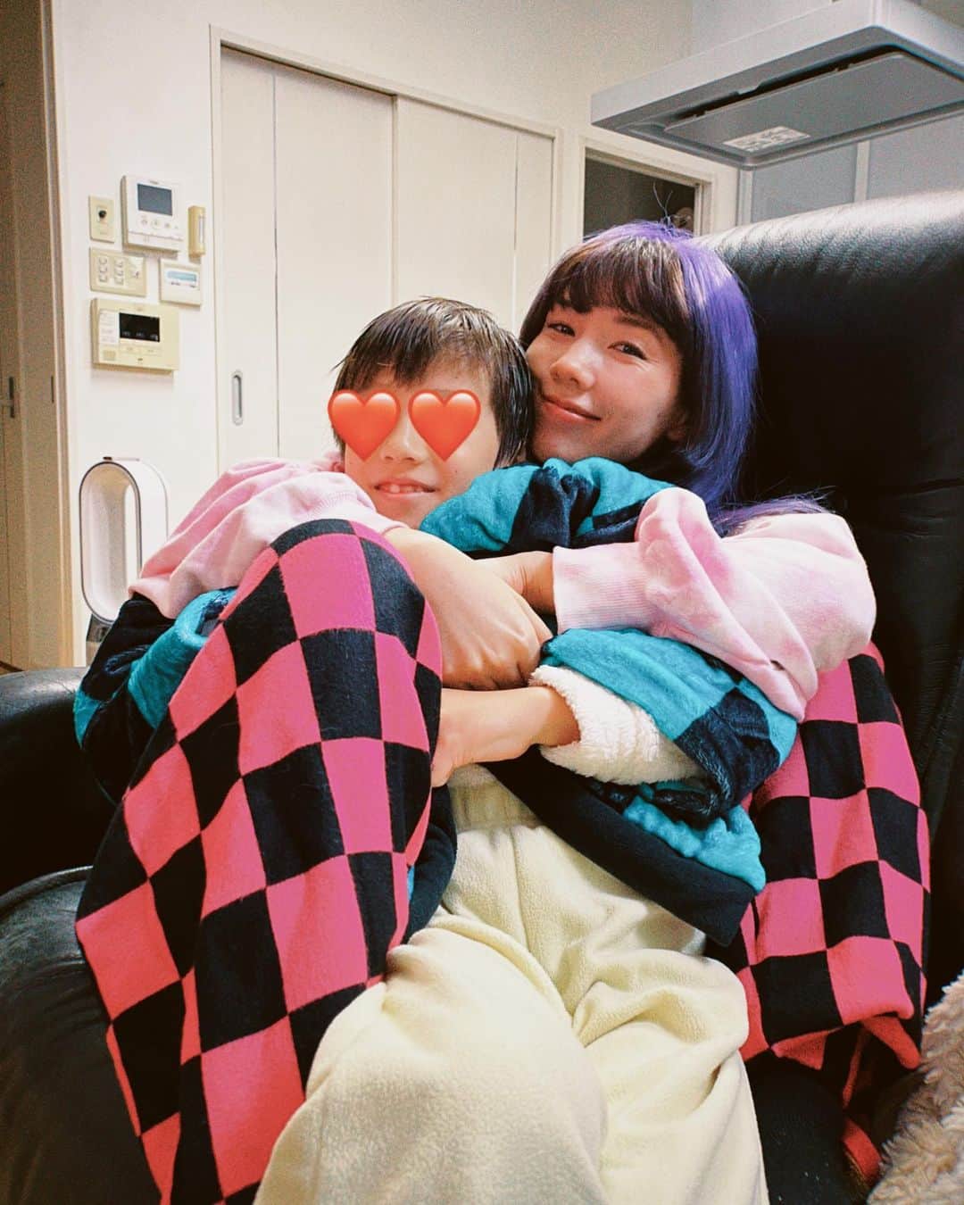 仲里依紗のインスタグラム：「もう2021年が終わるね〜👋🏻🥰❣️ 今年は夢だったお洋服屋さん @re._oyoufukuyasan_ を家族ではじめることができて本当に本当に幸せな一年になりました🥺✨本厄女だったから幸せなぶん大変な事もたくさんだったけれど🌀🤣‼️👋🏻 応援してくださった皆さんに支えられて乗り越えれた一年でした💕ありがとうございました🥰 来年も皆さんに大量にハッピーを届けれるように仲里依紗全力で頑張ります💃🏼💜  実家でトカゲくん🦎とぎゅうぎゅうラブラブな年越しします😘 Photo by  パパかわいい(仲里依紗パパ)  2022年もよろしくお願いします🙏🐯❤️✨ 良いお年を〜👋🏻」