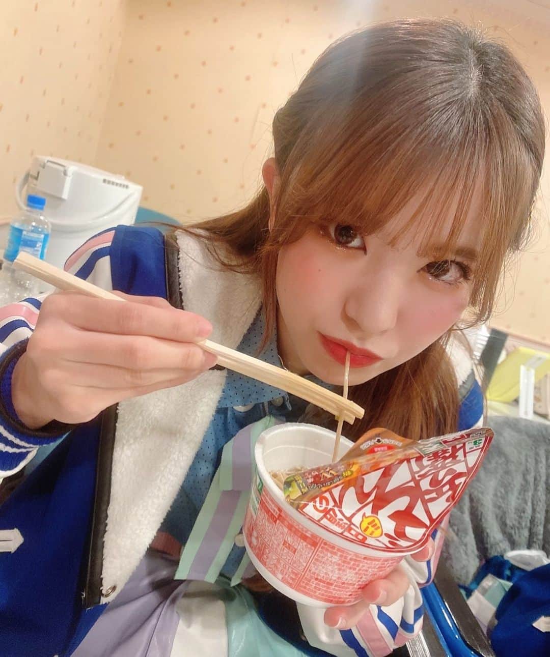 外薗葉月のインスタグラム：「大晦日☺︎  楽屋でみんなで年越しそば食べた😂 もう少しで年明けちゃう！！ ハウステンボスでカウントダウンしてきます💐  今年もありがとう☺️ 良いお年を！！！」