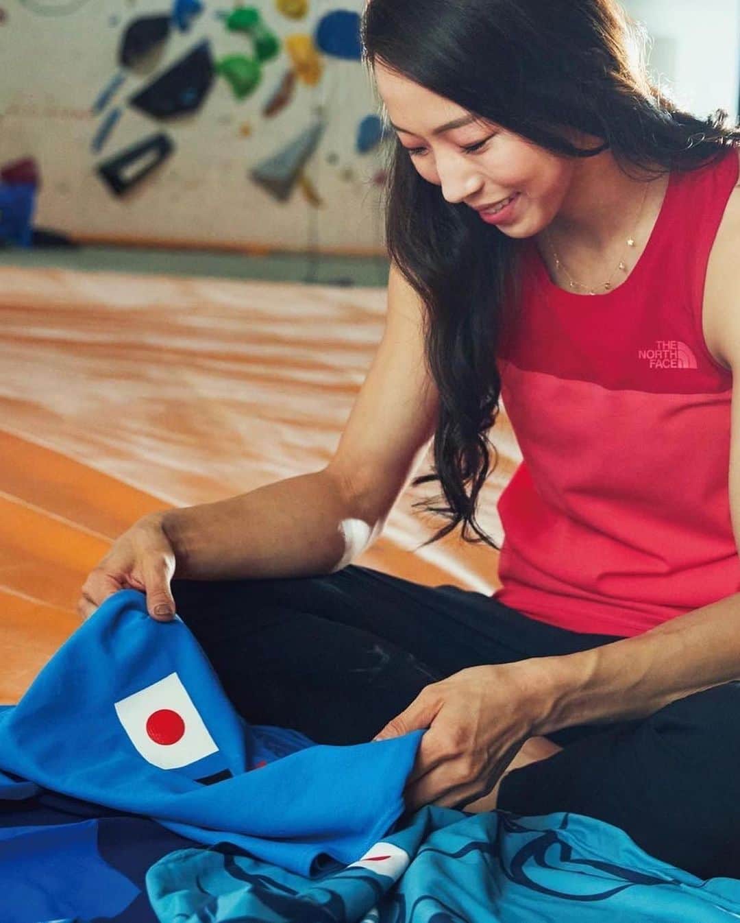 野口啓代さんのインスタグラム写真 - (野口啓代Instagram)「Extreme year 2021. Tokyo olympic and my retirement.  It was definitely the culmination of my life. In the first, I appreciate myself who's been working so hard and all people supported me✨  And for more than anything, I am so glad to have Tokyo2020 to be held in such a difficult circumstances.  I really love climbing and many loving people assisted me and gave me a lot of power. Thank you so much for all happy time❤️  I wish to spend happy time next year again. Good luck for the coming year☺️🌿  激動の2021年。 東京五輪、そして現役を引退。  間違いなく私のこれまでの人生の集大成となる年でした。まず思い浮ぶのは、ここまで頑張り続けてこれた自分自身、そして支え続けてくださった方々への感謝✨  そしてなにより、この状況下で東京五輪を開催してくださったことへの感謝です。  だいすきなクライミングを、だいすきな人たちに支えられて、だいすきな人たちに応援してもらえて、本当に幸せな時間をありがとうございました❤️  来年は新たな目標に向かって。 みなさまも良い年をお迎えください☺️🌿  good bye #2021  welcome #2022  ——————————————————————————— @au_official @thenorthfacejp @raffinee_orientalbio #三井不動産 @cowsoapcp #zeta @nishikawa_co.ltd  @goldwin_jp @lasportivajp @petzl_official  @newhale_japan @frictionlabs」12月31日 23時29分 - noguchi_akiyo