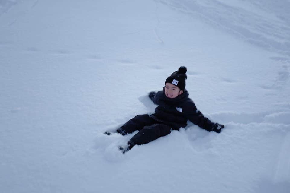 荻原桃子さんのインスタグラム写真 - (荻原桃子Instagram)「2021年ありがとう☃️  楽しい楽しい雪国にて 今年一年締めくくり  今はゆっくりテレビ見ながら ダラダラ過ごしております  寒暖差でもう眠いよ 息子は既に寝たよ パパはほぼ寝てるよ  皆様良いお年をお迎えください😌  #eitokohashi  #4歳10カ月」12月31日 23時25分 - momokoogihara