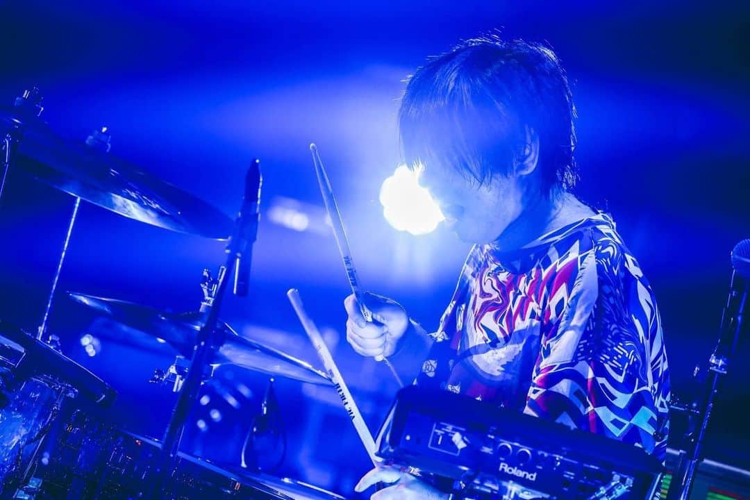 のインスタグラム：「2021年も本当にありがとうございました。  自分の話をします。 俺は自分のことを比較的器用な方だと思っています。きっと音楽やドラムで生きる道を選ばなかったとして、なんとか人並みには生きられただろうと思っています。  ただ今年は音楽がないと、バンドがないと、ドラムがないと、自分は本当にどうしようもないんだと痛感させられる日々でした。  久しぶりのフェスや、去年よりキャパが増えてのワンマンライブ。その度にここ数年で失われていたものを自覚させられ、ライブ中に今まで感じたことのない安堵を感じ、そしてそれにより自身がとても不安だったと自覚させられました。  そしてその自分の弱さを自覚することが嫌だった。  ただ、そういった心境の変化の中で得た今の音はとてつもなく愛おしく思えました。  人の強さも弱さも表裏一体なのは、きっと当たり前のことだけど、それを理屈じゃなく感覚的に感じ取ることができるのは音楽のお陰で、聴いてくれる皆のお陰で、認めてくれる皆のお陰です。  そういった過程で得た自分の音を、もっと磨いてバンドの為に使いたいと心の底から思いました。  来年もフレデリックの為に、フレデリックを応援してくれる皆の為に、精一杯駆け抜けるので、どうぞ宜しくお願いします。  ただ言葉にしたかっただけなんだけど、最後まで読んでくれてありがとう。  皆さん良いお年を！  photo by @nabespg」