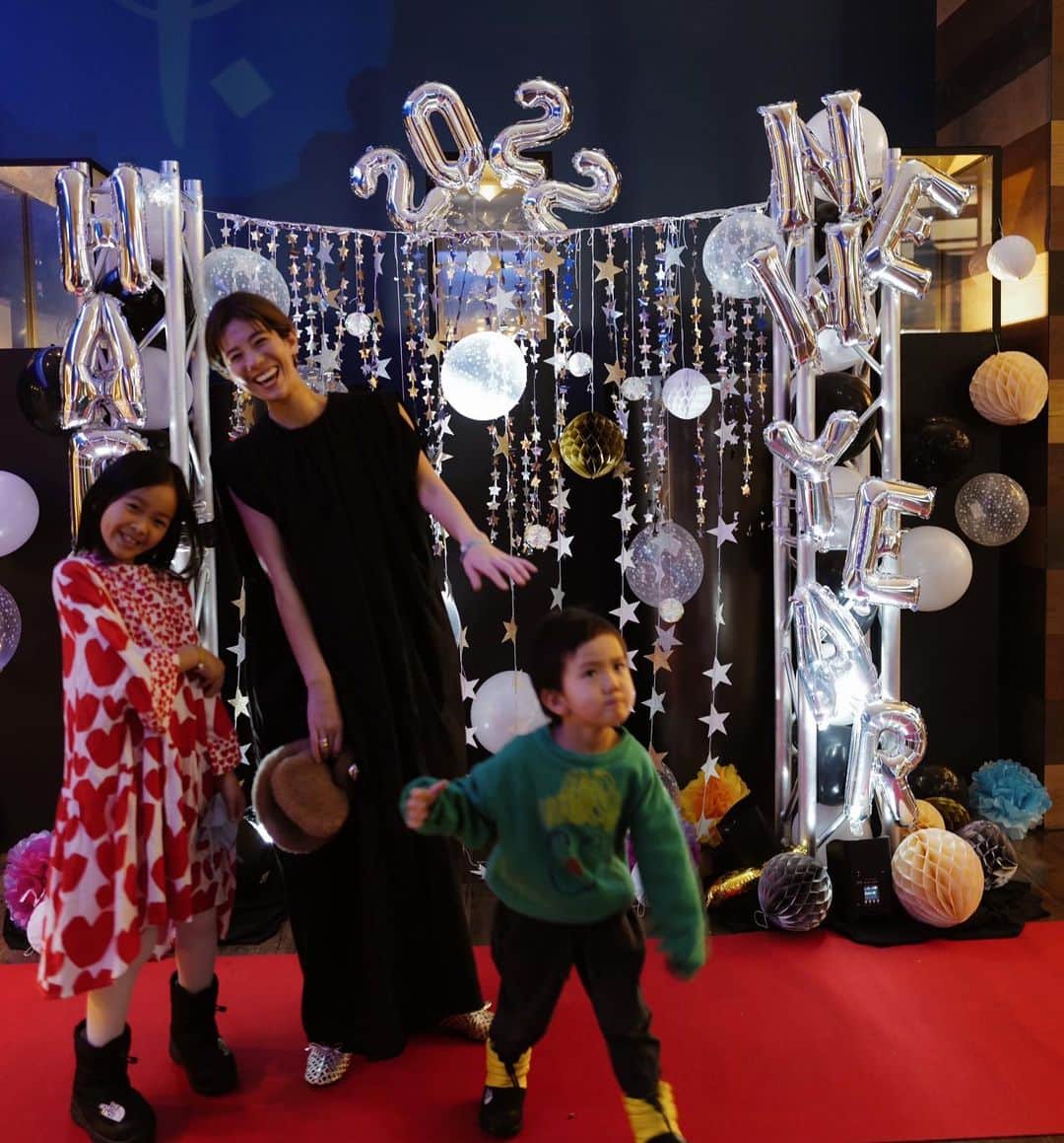 正中雅子のインスタグラム：「countdown party🍾🍭⛄️❄️  @clubmedtomamu ❄️  23:30 娘は、眠い目をこすりながら0時を待ってます😂小学生だねー☺️  キッズダンスパーティー💃や、キッズのシャンパンタワー、サーカスやくじ引きなど盛り沢山で楽しい！！✨  久しぶりに海外にいる気分🤍  あと少しで2022年！  ⛄️❄️✨  #masacotravel  #countdown」