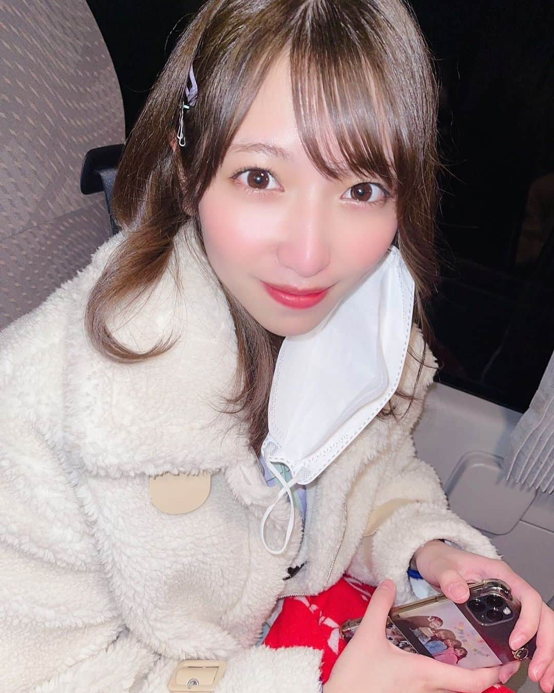 山下エミリーのインスタグラム：「. .  . 今年も一年応援ありがとうございました 2022年も飛躍できるように私自身も頑張ります！ 来年も応援よろしくお願いします！ #2021年 #りみか撮影 #鼻が赤い」