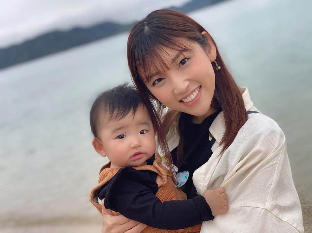 森脇亜紗紀のインスタグラム：「🤍 2021年は、愛娘が誕生して 我が家に沢山の幸せを 運んできてくれました🕊💗💙 我が子に会いたくて会いたくて、 待ち遠しい日々を過ごしていた昨年の今頃が 遥か昔のように感じるくらい、 家族3人で過ごした2021年は とっても幸せで笑顔の絶えない1年でした☺️❤️ ・ 皆さんとお会いできる機会は 減ってしまいましたが、 沢山の方からいつも温かいメッセージを頂き 凄く嬉しくてパワーを頂きました✨ 本当にありがとうございました❤︎ 皆様、良いお年をお迎え下さいね🥰 #2021#今年もありがとうございました」