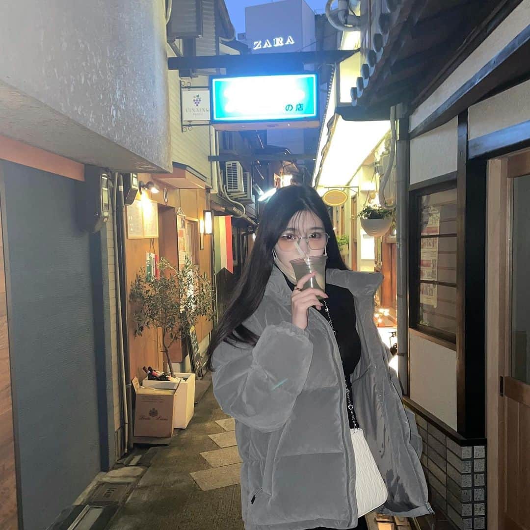 のインスタグラム：「2021年ありがとうございました！  今年は去年に比べて、ちょっとずつだけどみんなに会える機会が増えてすごく嬉しかった〜〜！☺︎  ブランド @made_of_silk__official のリブランディングから始まって、popup開催やランジェリーブランド @mumucu_official の立ち上げ、YouTubeはもちろんそれ以外のお仕事も、すごく充実した1年でした！  そして今年は今まで以上に友達とたくさん時間を過ごしたな〜！☺︎☺︎  いつも応援してくれてるみんなはもちろん、仲良くしてくれる友達、支えてくれる家族を大切にしながら 来年も楽しく、自分のペースで頑張っていきたいと思います！✌️  あと数分ですが、みなさん良いお年を〜〜！だいすき〜〜♡♡」
