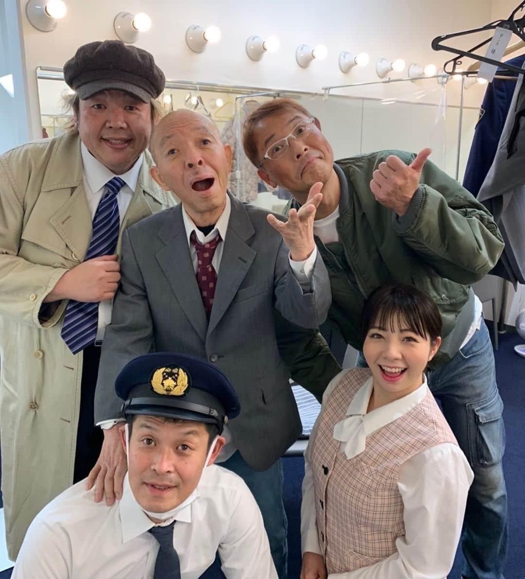 前田まみさんのインスタグラム写真 - (前田まみInstagram)「12/30なんばグランド花月での坂田スペシャルが2021年舞台納めでした☺️ 公演終わりに皆さんと📷✨ 坂田師匠はこの日もオシャレ私服🎩👕👖でした🕺😉 来年も皆さんと元気に！楽しく！コントさせていただきたいです😊  #坂田スペシャル  #コント  #坂田利夫 師匠  #シンクタンク さん  #山田スタジアム さん  #大好きな先輩方」12月31日 23時48分 - koromami24