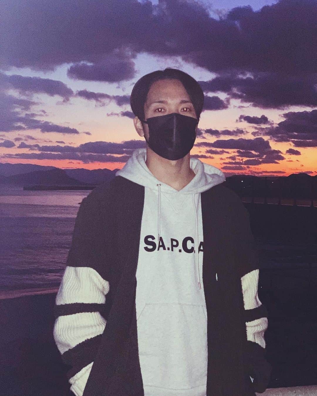 財部亮治のインスタグラム：「2021年、ありがとうございました。 今年も皆さんと動画や楽曲、ライブを通して色々とお話ができて、いろんな出会いに感謝してます！ 応援してくれてありがとう。 来年も一緒に楽しんでいけたらいいな！ 良いお年を。」