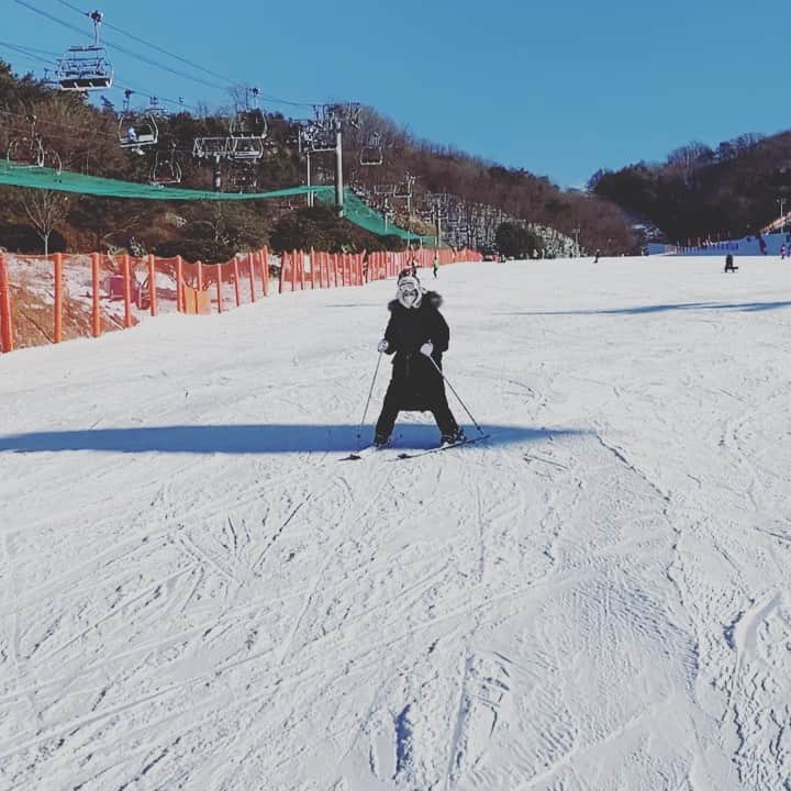 ル（AHN ELLY）のインスタグラム：「bye bye 2021 내년은 좀 시간이 느리게 흐르길 바라며 like 내 스키타는 속도 😂❤️ #새해복많이많이 #happynewyear」