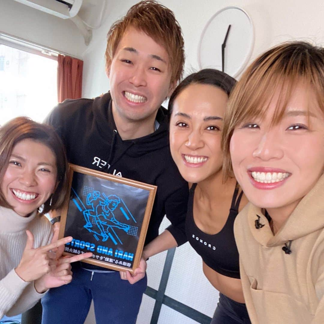 きゃっするひとみーさんのインスタグラム写真 - (きゃっするひとみーInstagram)「2021年🥰❤️ これまでの人生で間違いなく1番幸せな1年やった❤️ ずっとずっとずっと幸せでした✨  わたしの人生のテーマは、自立、自律した女性になること。 目の前の人を大切に幸せにすること✨  大好きなランニングを通して、これまで自分がしたかった仕事が叶えられていった😊  わたしに出会えた人がみんな笑顔で幸せに✨ 人と人をつなげたい。  SNSでもリアルでも、安心してみんなが落ち着ける場所でありたい🥰  どんなお仕事も自分の想いが大切だなとより感じた一年でした✨  2021年出会えた皆様すべてにありがとうございきゃっするでした😍❤️  スポタカは初売りからいます！2.3日いますので、おまちしてますね❤️ お得情報はストーリーでながすのでチェックしてくださいませ❤️」12月31日 23時56分 - takaxjumppp