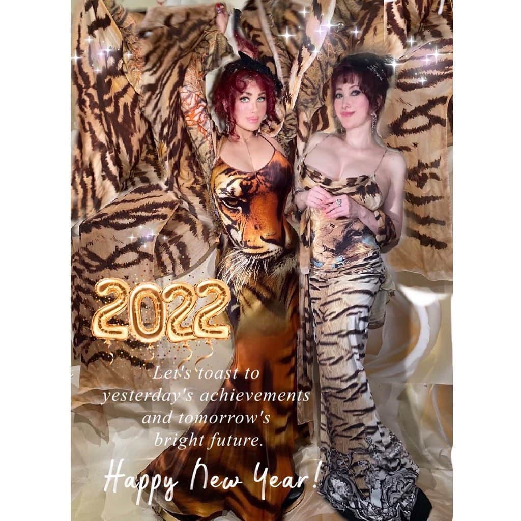 叶姉妹のインスタグラム：「⚜️ファビュラスな💖2022.1.1🌹✨⚜️さあ、願いを叶えましょう💎✨✨  私達の愛する大切な皆さん、 ごきげんいかがでしょうか🥰💖  2022.1.1 元旦🌹✨ さあ、願いを叶えましょう💖 ファビュラスな恭賀新年🦋✨  さて、 また新たな、 皆さんの 「人生の選択」の幕開けですね。  超絶最強で至福の👑叶ファビュラスな 🌹⚜️虎年🌹にちなみ、 ファビュラスな姉も私も ⚜️ロベルト・カヴァーリ⚜️✨の 特別な一点もののフルレングスのドレスを纏い 私達の愛する大切な皆さんが アメージングで至福な年をお過ごしに なられますように 心ようおいのりしておりますよ。 もちろん、毎年、毎日、どの瞬間も。💎✨  よろしければ 心のままに・・・、 願いごとを、 強く信じながら、 お書き込みくださいね。 もちろん、 好きなことを 好きなだけ・・・。 わたくしたちから、 愛する大切な なかよしさんの 皆さんの幸せのために、 わたくし達からハッピー＆ ヘブンリーエナジーを お贈りいたします。 心より愛と感謝をこめて…。💋✨✨  💎「世の中が見えない危険にさらされて 急速に変化する不安定な今、 わたくし達の愛する大切な皆さんが どうか 心身ともに健やかに幸せに 過ごされますように 心より願っておりますよ。🌹✨」  #新年　#2022 #happynewyear #veryhappynewyear #縁起物  #Spotify #ポッドキャスト #叶姉妹のファビュラスワールド #amazing #heavenly #バラの香り  #precious#fabulous #叶姉妹 #heaven #ファビュラス  #angel #宇宙   #コミケ #叶 #叶ポージングエクササイズ  #究極生命体 #peace #peaceful #lgbtq #至福 #幸運 #天使 #女神 #愛するあなたへ」