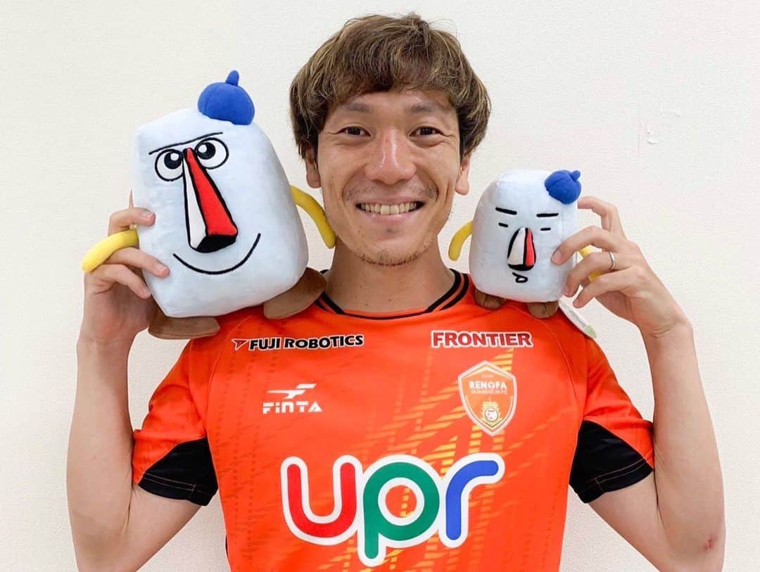 島屋八徳さんのインスタグラム写真 - (島屋八徳Instagram)「今シーズンも たくさんの 応援、サポート ありがとうございました⚽️🏆 昨年、初めて契約満了を 経験し、トライアウトから 再びプレーする機会を 与えてくれた レノファ山口というクラブに 心からの愛を。。 これからもレノファのため 山口のために 全力で走ります！！ そしていつも支えてくれる 家族、ファン、サポーターの みんな！！ ありがとう！ 来シーズンも よろしくお願いします！！ 2021年も お世話になりました🤪 #12月31日 #1日1投稿 #最終日 #レノファ山口 #やまぐち1番 #宇部市ふるさと大使 #澤井と僕 #目離れがち #そして娘の半目は #親譲りなのか #1ヶ月間の投稿で #コメント #いいね #くれた方ありがとう #しばらくインスタは #お休みですかねw #さようなら #2021 #そしてありがとう」12月31日 23時57分 - 82ys_official