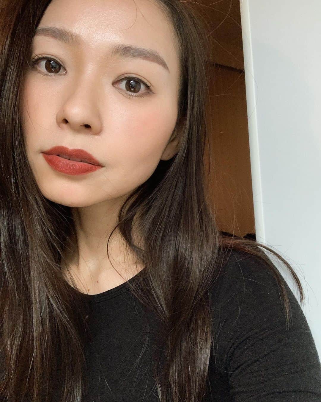服部由紀子のインスタグラム：「.  Happy new year 🥳   きたきたきたー！ 新しく迎えたかった  2022 "  大切な人からもらった、 輝けるように！ の思いを込めてくれた 赤いリップをつけて迎えたよ。 💄  今年のテーマの漢字はなんだろう？ と数時間前に考えたら、 『自分』だった。  この日を待っていたというのもね、 昨年の1年を表すと  『泣』   だった。 良くも悪くもね。  大変な時期が続いて、 何度目げそうになったやら。こっそりね。 底辺までいったかー！って下まで見た気がした。  そんな事わからなかったよね？  輝く服部は、裏で沢山悔し涙で泣いて、 あたたかい 沢山の深い仲間に支えられた 1年だった。  沢山のあの手この手が、 大きな手が、引っ張り出してくれて、 その度に愛情をもらい続けた。  友達、家族、スタッフ。 悲しみと悩みの次の日には、 お客様に立たせてもらっているステージがあって  真逆に大笑いする瞬間も沢山あって、 ジェットコースターのような1年でもあった。  人の幸せの話を聞いて、救われた。 人が喜んでると、悩みから解放された。  比べたりとか、あぁ、私だけなんで？ なんて1ミリも思わなくて、  幸せでいてくれてよかったと。  むしろ、いつも笑っている仲間が周りにいてくれて、吹っ飛ばしてくれる強い言葉を沢山くれた。  光の裏には影があるもので、  見せない葛藤と忍耐があったかな。  代表として、1人の人間として、女性として。  自分 らしく 自分 にしかできない事 自分 の存在意義を  自分 の人生を 自分 の残された時間を  自分 を求めてくれている人 自分 を支えてくれる全ての人を  もう一度大切にしたい一年にしよう！と思ったスタートでした♡  迎える前に全部吐いて、 新しく迎えることは、 次への覚悟になるから、とってもいいことよ。  だから頑張れる！とはっきり言っていこう。  さて、今年も宜しくね！  関わってくれている全ての人が素敵な1年になりますように！  CEU 代表  服部由紀子  ※沢山載せたい人もいっぱいいるからね！10枚だけは悔しいっ！！」