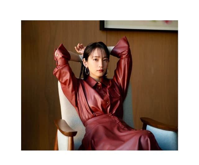 吉岡里帆さんのインスタグラム写真 - (吉岡里帆Instagram)「無事に明けましたね。 2021年は皆さんどんな1年でしたか… 2022年はどんな年にしたいですか。  私は変わらない優しさで応援して下さる皆様のおかげで元気に、前向きに仕事に取り組むことが出来ました。 心からありがとうございました。 今年も面白い事お届け出来るよう精進して参ります！  どうぞ良いお年をお迎え下さい。 お正月は食べるぞ〜/お雑煮、おせち、すき焼き、鍋、 年越しはどん兵衛。年明けもどん兵衛。  #ご挨拶」12月31日 23時59分 - riho_yoshioka