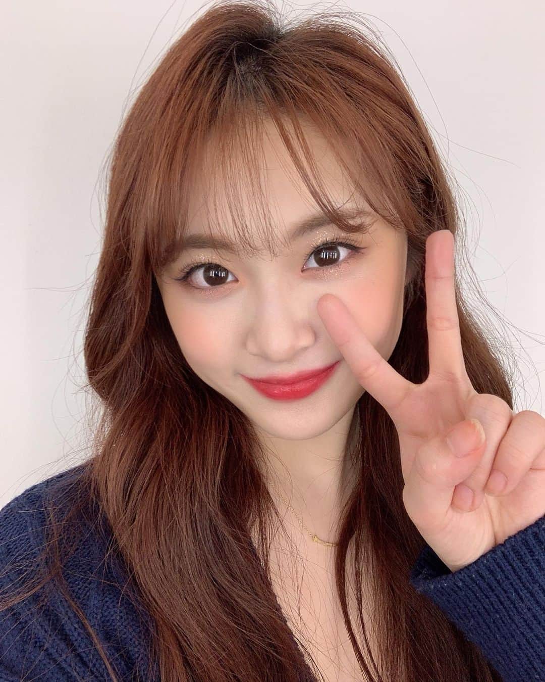 岸田莉里花のインスタグラム：「みなさん！2021年は私にとって本当に濃くて自分自身が成長できた良い1年になりました😊❤️❤️❤️ その中でも1番嬉しかったのは沢山の方々が私のことを知って沢山応援して愛してくれたことです☺️💗 まだまだ未熟な私をずっと応援し続けてくれてありがとうございます😭🎉 2022年も感謝を忘れずに、初心を忘れずに歩み続けます😊😘😉 今年もよろしくお願いします🎉❤️  여러분! 2021년은 저에게 있어서 정말 진하고 제자신이 성장할 수 있는 좋은 1년이 되었습니다😊❤️❤️❤️ 그중에서도 가장 기뻤던 것은 많은 분들이 저를 알아봐주시고 많이 응원해 주시고 사랑해 주신 점이에요 ☺️💗 아직 부족한 저를 계속 응원해 주셔서 감사합니다😭🎉 2022년이나 감사함을 잊지 않고, 초심을 잊지 않고 계속 걸겠습니다😊😘😉 올해도 잘 부탁드립니다🎉❤️  Everyone! 2021 was a rich year for me and I was able to grow myself😊❤️❤️❤️ Among them, the happiest thing was that many people knew me, supported me, and loved me a lot💗️💗 Thank you for your continued support for me, who is still immature😭🎉 Don't forget for your gratitude and do my best in 2022.😊😘😉 I look forward to working with you again this year🎉❤️」