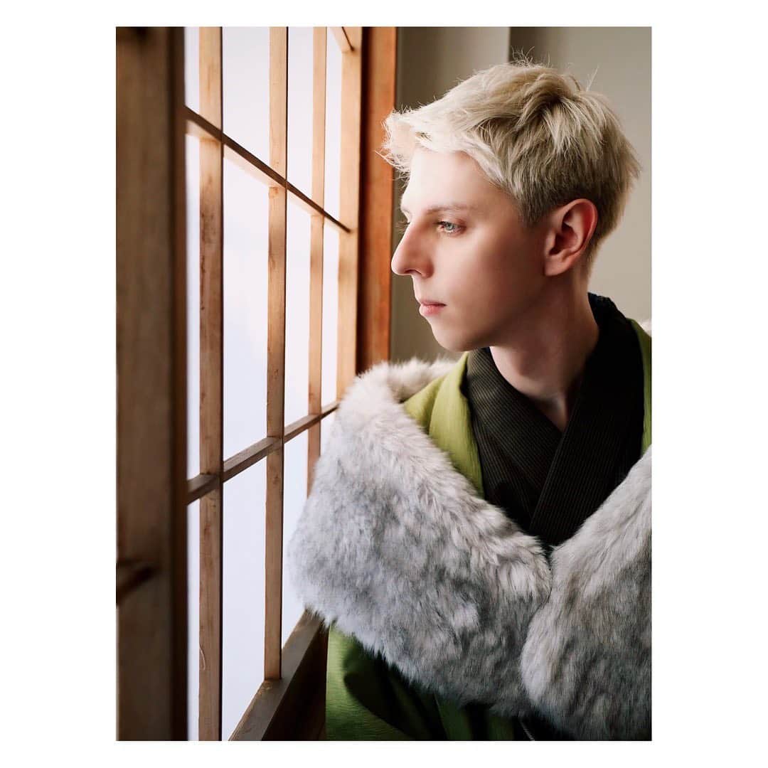 小原ブラスのインスタグラム：「2022年、新年明けましておめでとうございます🎉  昨年は高い山に低い谷に...良いことも悪いことも極端な1年でした。 それも、沢山の「頑張ってね」や「応援してます」といった声のおかげで乗り越えることが出来ました😌昨年はは本当にありがとうございました。  今年はそんな応援してくれた方に恩返しが出来るよう、期待に応える1年にするのが目標です。 今までに見せてこなかった新しい一面を見せることができると良いなあ🥰頑張るよ💪🏻💪🏻💪🏻 今年も是非温かい目で見守っていただけたら嬉しいです。  皆さんにとっても幸せで笑顔の多い1年になりますように🙏 良い新年をお過ごし下さい。  #謹賀新年 #2022年 #新年 #明けましておめでとうございます #あけおめ #今年は #実家 #ゆっくり過ごします #ぴ」