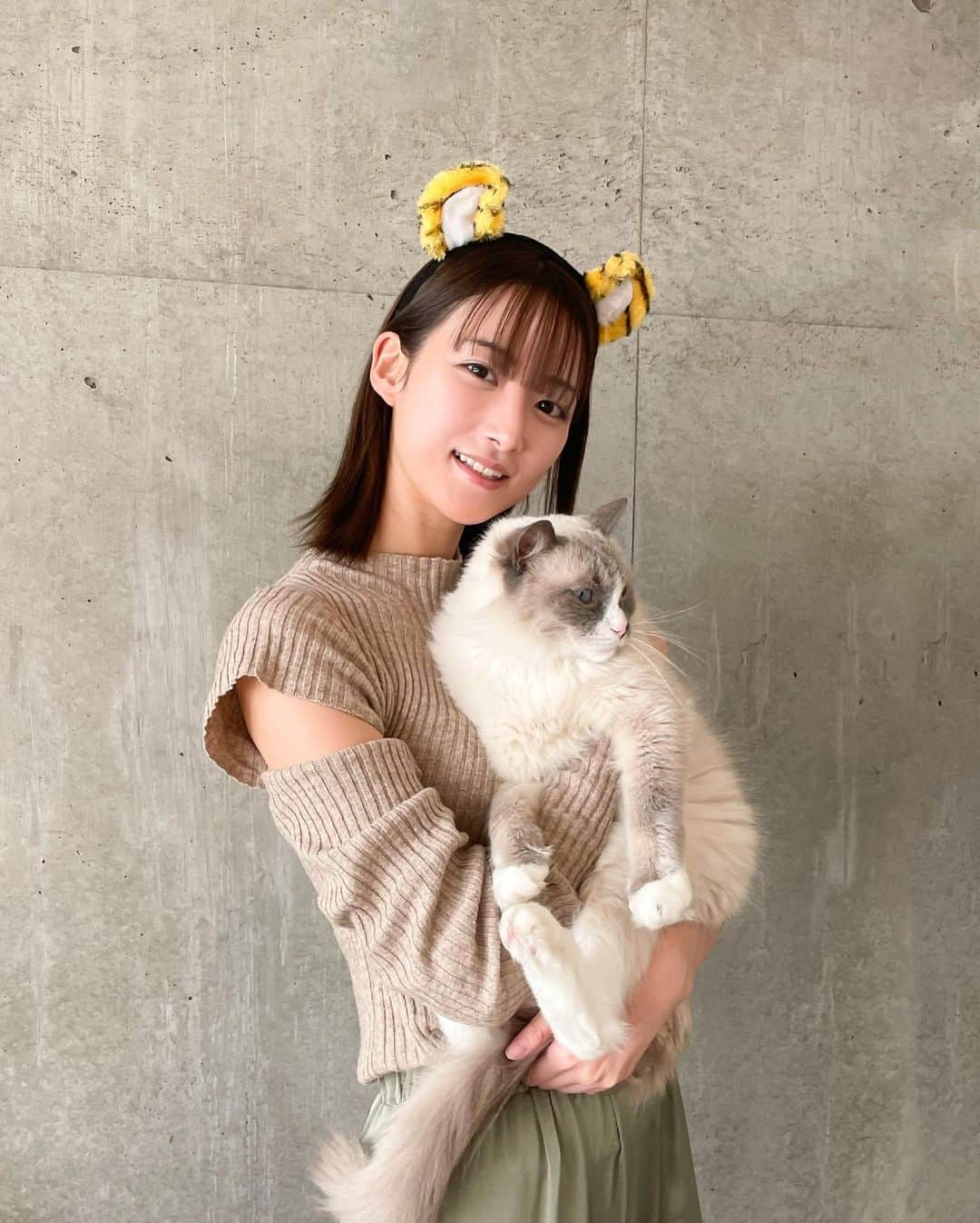 山崎あみさんのインスタグラム写真 - (山崎あみInstagram)「⠀ ⠀ 🐯明けましておめでとうございます。🐱 ⠀ いつも温かいメッセージ、ありがとうございます。 ⠀ そんな優しいみなさんに、 幸せと元気と笑顔をお届けできるよう 🐯のように突き進みます！ ⠀ 今年もリトルタイガー🐱と ちゅーしてくれた！と思った瞬間食べられた３枚目、、 永遠の片想い、、  そんなこんなで、日々色々とありますが、 共に強く生きていきましょうね。☺️ #2022 #寅年 #リトルタイガー #ラグドール」1月1日 0時03分 - __ami.yamazaki__