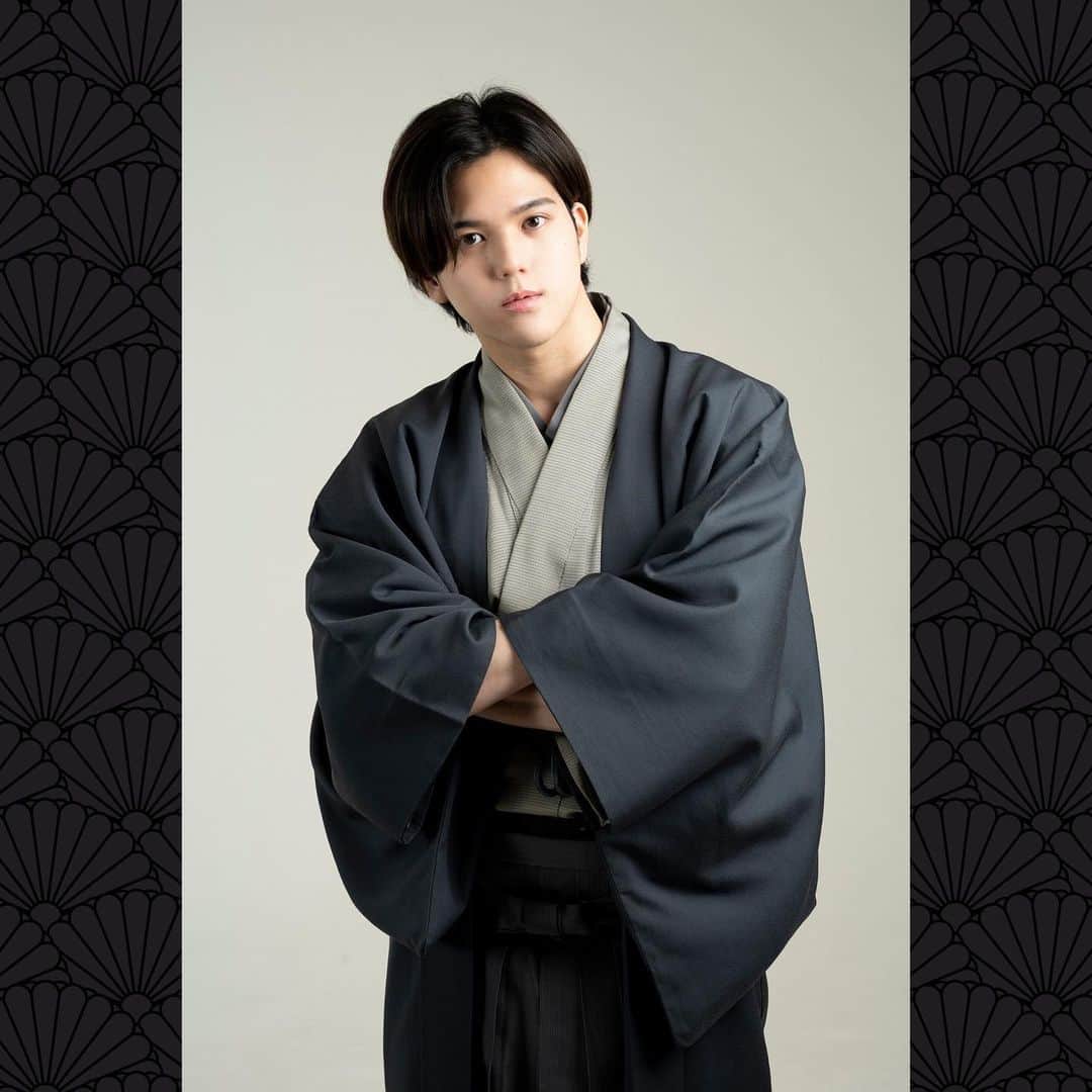 古家蘭のインスタグラム：「...Happy New Year 2022🎍🌅🎍  あけましておめでとうございます🙌  今年も自分らしくどこまでも突き進みます。 最高なファミリーとまだ見ぬ世界へ。  2022年、よろしくお願いします🔥  2022.1.1 RAN」