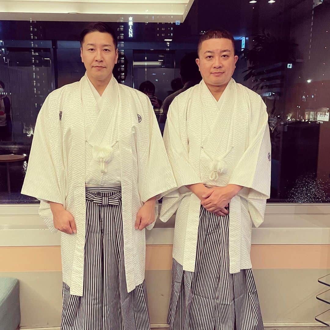 長田庄平のインスタグラム：「明め🌅 今よ🤲  #チョコレートプラネット #2022 #あけましておめでとうございます  #今年もよろしくお願いします」