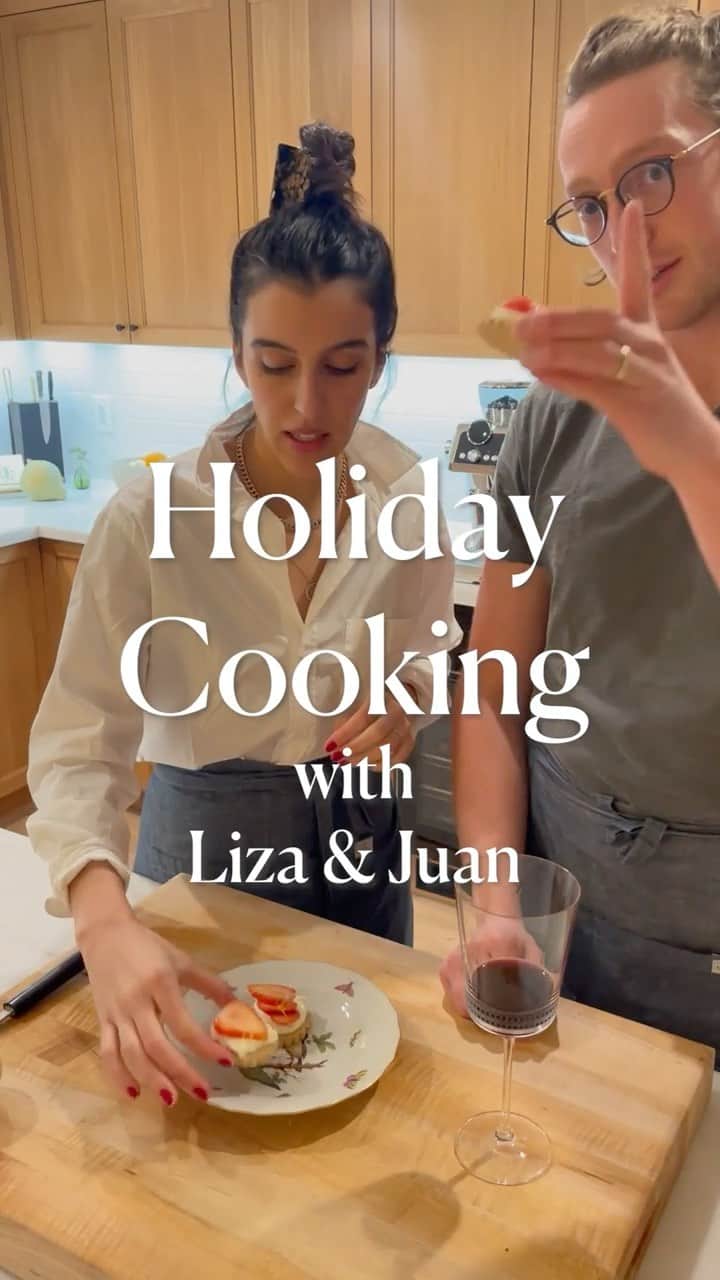 フランク&アイリーンのインスタグラム：「They’re back! Liza and Juan are here to give us some New Year’s Eve celebration recipe inspiration as a part of our Holiday Cooking series. Along with @roecaviar and @oishii.berry you simply cannot go wrong with these decadent delights. We love you, @littlekill and @juanferreiro ! #FrankandEileen」