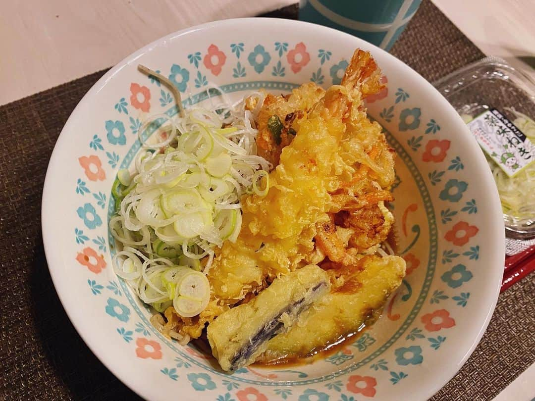 みりどる乙夜のインスタグラム：「My husband made Soba noodle for me. 😍 The soba noodles (Toshi Koshi Soba) eaten on New Year's Eve to wish for a long lasting life. This is because it is said that the long and thin noodles symbolize the longevity. BTW, I can't see the noodles 🤣  年越し蕎麦、主人が作ってくれました！蕎麦が見えない🤣  #newyear #2022 #happynewyear #hello2022 #noodles #japanese #japanesefood #yummy #newyearseve #japanesetraditional #traditionalfood #tenpura #steak #beefsteak #wagyubeef #wagyusteak #husbandcooking #新年快樂 #日本 #大晦日 #年越し蕎麦 #天ぷら #旦那 #ステーキ #安売り #多かった #おなかいっぱい」