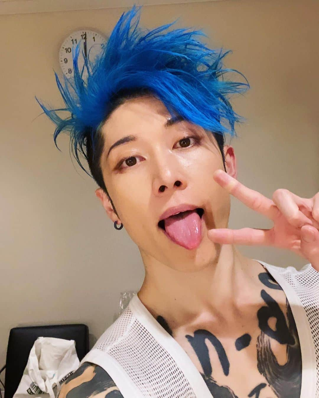 雅-MIYAVI-さんのインスタグラム写真 - (雅-MIYAVI-Instagram)「あけました！  Happy new year from backstage. Let’s go 2022!   🎉🎉🥳㊗️」1月1日 0時41分 - miyavi_ishihara