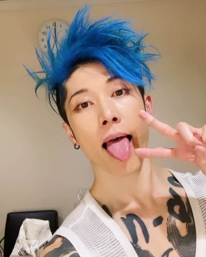 雅-MIYAVI-のインスタグラム：「あけました！  Happy new year from backstage. Let’s go 2022!   🎉🎉🥳㊗️」
