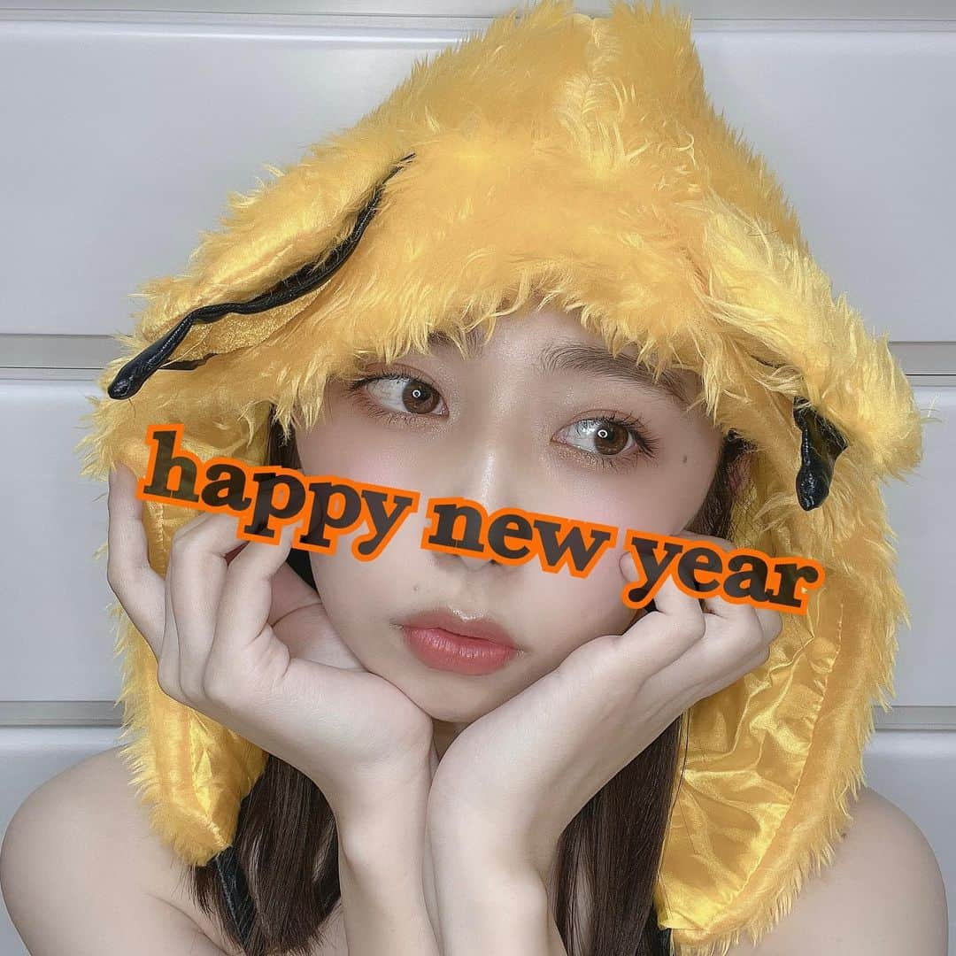 岡田彩花のインスタグラム：「⭐︎ ⭐︎ ⭐︎ あけましておめでとうございます🌅  2022年もよろしくお願いします✨」