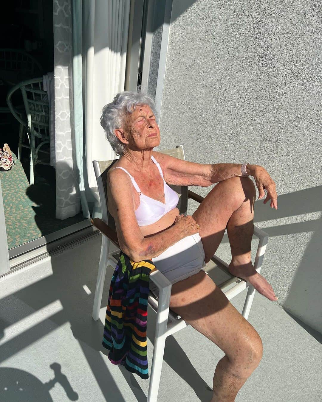 ファンキーグランマのインスタグラム：「We All Turning Up For Betty White Tonight… 2021 Certified F*cking Sucked… Anyways I’m Getting Mah Tan On.. Happy New Year 🍯 🐰 - Helen」