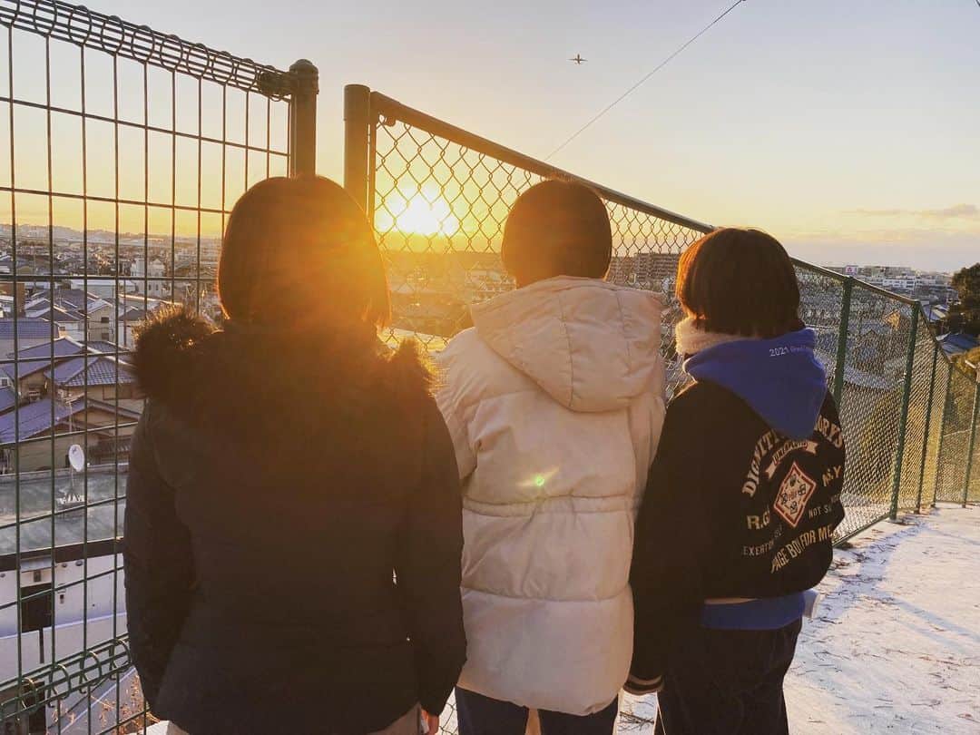 荒井祭里のインスタグラム：「2022🎍 明けましておめでとうございます。今年も宜しくお願いします。😊」