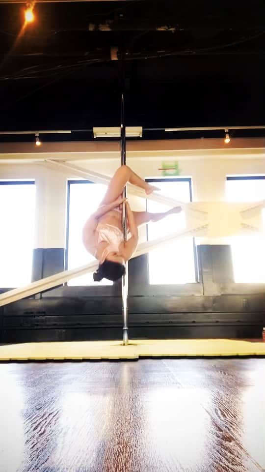 EMYのインスタグラム：「2022年も楽しみながらみんなとポール出来る様にがんばりたい❣️✨  #keeppracticing  #poledance #enjoy #express」