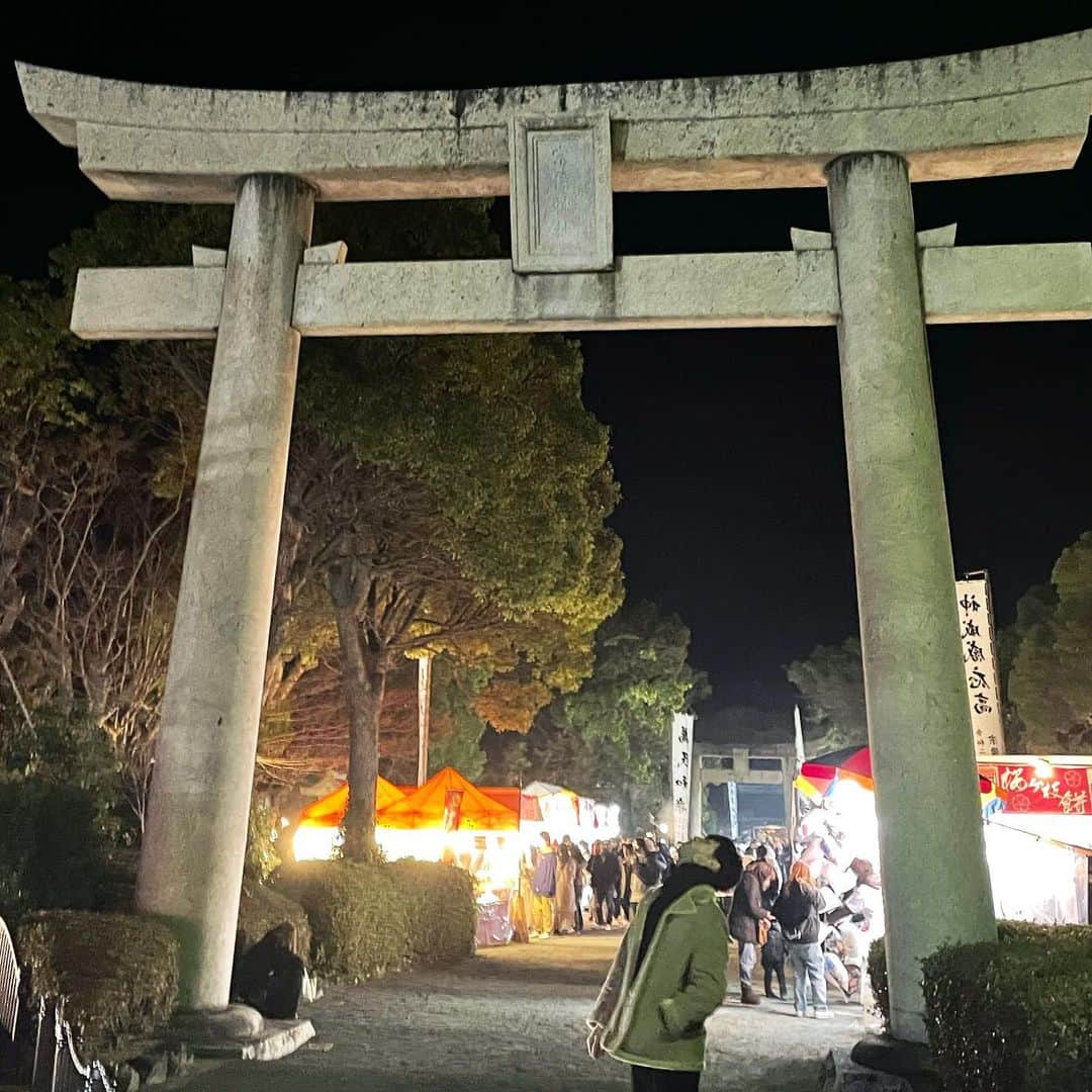 石内呂依のインスタグラム：「あけましておめでとうございます🌅 今年は人生初の初日の出をみれました。その景色を皆様にも💁‍♂️  今年もよろしくお願い致します☺️  #初日の出 #おみくじ末吉」