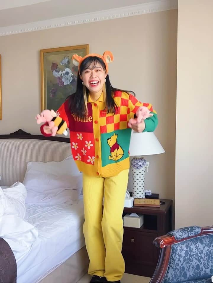 のインスタグラム：「👩🏻🔁🐯 ⁡ ⁡ ⁡ ⁡ ⁡ 新年 あけましておめでとうございます🎍 今年もよろしくお願い致します。 ⁡ ⁡ ⁡ ⁡ ⁡ ⁡ ということで、、 ⁡ へーーーーーーんしん👩🏻🔁🐯 【#変身ディズニーバウンド その154】 ⁡ ⁡ ⁡ ⁡ ⁡ 寅年という事で 2022年初めての#ディズニーバウンド は何か分かるかな🤭🐯？？ ⁡ お気に入りの このニットを早く着たかった😂😂笑 ⁡ ⁡ 2022年みなさんにとって 素敵な1年になりますように🐯シャー ☁️☁️☁️☁️☁️☁️☁️☁️☁️☁️☁️☁️☁️☁️ #disneysisters_jp ←#中島姉妹 ディズニーまとめ👭🏻 @nakajimasisters_jp ←中島姉妹アカウントできました👭🏻 #ディズニーバウンド　 #ディズニー動画」
