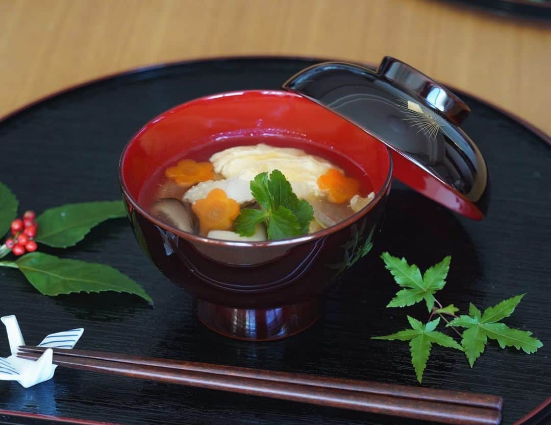 坂元美香さんのインスタグラム写真 - (坂元美香Instagram)「お雑煮  私が作るのはthe東京のお雑煮です🌿  お雑煮って地域によってぜんぜん違うから 面白いよね！☺️  食べ終わってだいぶ経ってから なるとを入れ忘れたことに気付きました😅  今年もおっちょこちょいは継続みたいです… それも自分らしさということで。前向きに。  #無病息災の寿食 #お雑煮 #越前塗 #漆器 #坂元ごはん」1月1日 11時22分 - mika_saka