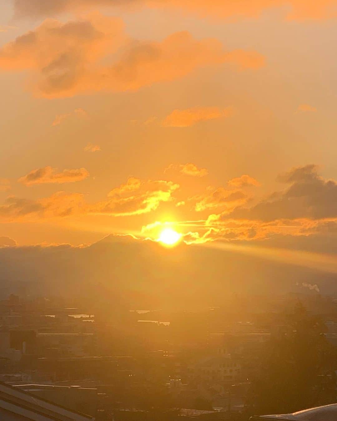 のインスタグラム：「・ 明けましておめでとうございます㊗️ 綺麗に初日の出を見れて感無量🥺良い一年になりますように♡ 今年のお節はいつも行く割烹料理屋さんで注文していたものと、煮しめ、お雑煮を作りました✨ 皆様、今年もよろしくお願い致します💕 ・ #20220101 #newyear #初日の出 #お節 #お正月 #お正月料理 #正月 #寝正月#年女 #今年もよろしくお願いします」
