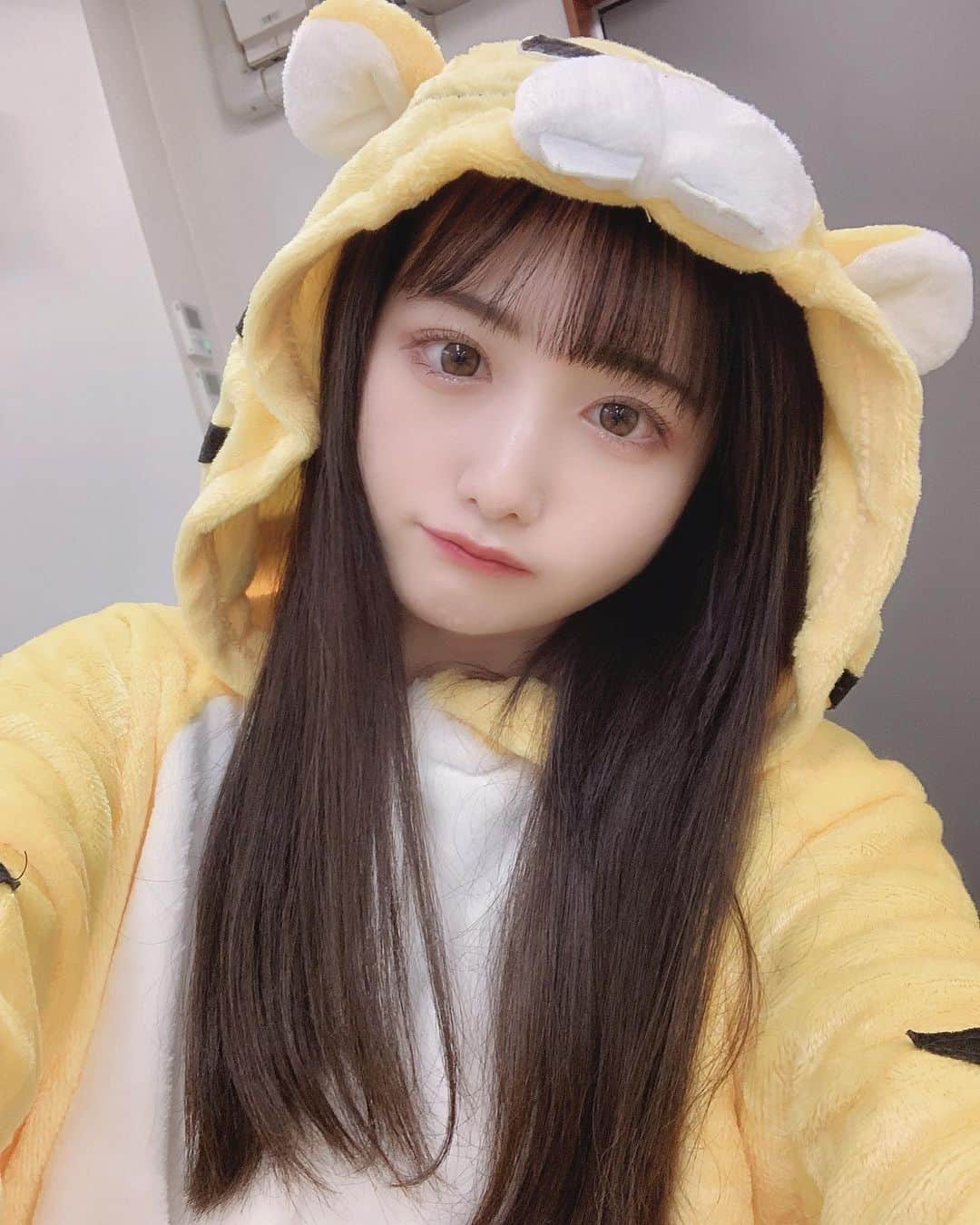 水城梓のインスタグラム：「今年もよろしくお願いします🐯♡ インスタもがんばるどん🐯！  #アイドル #黒髪ロング #コスプレ #follow #like4like  #instafollow #instalike #followme #following #follower  #팔로우미 #팔로우환영 #エクステ #シールエクステ #ottd #ストレートヘア #謹賀新年 #happynewyear」